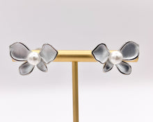 Cargar imagen en el visor de la galería, Simple Matte Silver Butterfly Earrings Studs with Pearl in Silver Plated Copper 4 PAIRS
