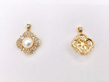 Cargar imagen en el visor de la galería, Stunning CZ Diamond Large Pearl Clover Quatrefoil Pendants in 18K Gold plated Copper 4PCS