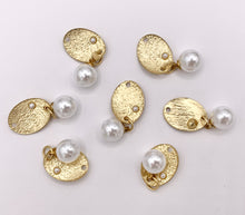 Cargar imagen en el visor de la galería, 14x19mm Pewter Matte Gold Oval Charm with Imitation Pearl 10 PCS