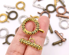 Cargar imagen en el visor de la galería, 18mm Pewter Toggles Carved Circle Clasps in Gold, Silver, Bronze And Copper