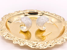 Cargar imagen en el visor de la galería, Pendientes Huggies con sensación de concha blanca y rosa de acetato muy pulido en cobre chapado en oro de 18 quilates, 3 pares