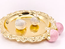 Cargar imagen en el visor de la galería, Pendientes Huggies con sensación de concha blanca y rosa de acetato muy pulido en cobre chapado en oro de 18 quilates, 3 pares