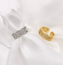 Cargar imagen en el visor de la galería, Vibrantes anillos de eslabones baguette cuádruples con pavé de circonita cúbica en oro de 18 quilates o cobre chapado en plata, 4 piezas