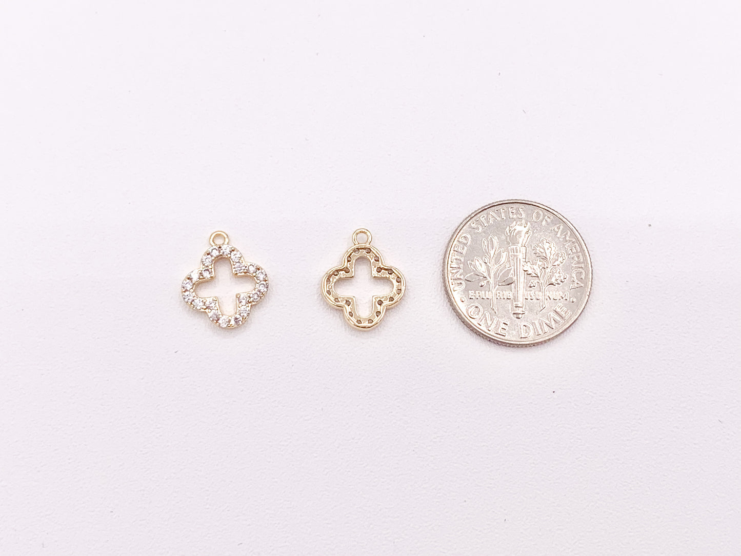 Encantos de pavé de trébol de cuatro hojas de flor Micro CZ chapado en oro real de 18 quilates sobre latón 10 piezas