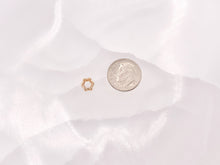 Cargar imagen en el visor de la galería, Exquisitas cuentas espaciadoras florales | Cuentas espaciadoras diminutas de 6 mm chapadas en oro real de 18 quilates sobre latón para la fabricación de joyas, 12 piezas