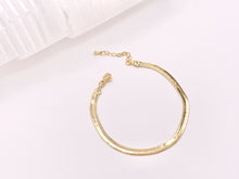 Cargar imagen en el visor de la galería, Pulseras de cadena de serpiente con corte escalonado plano en espiga y extensión en cobre chapado en oro de 18 quilates, 5 piezas