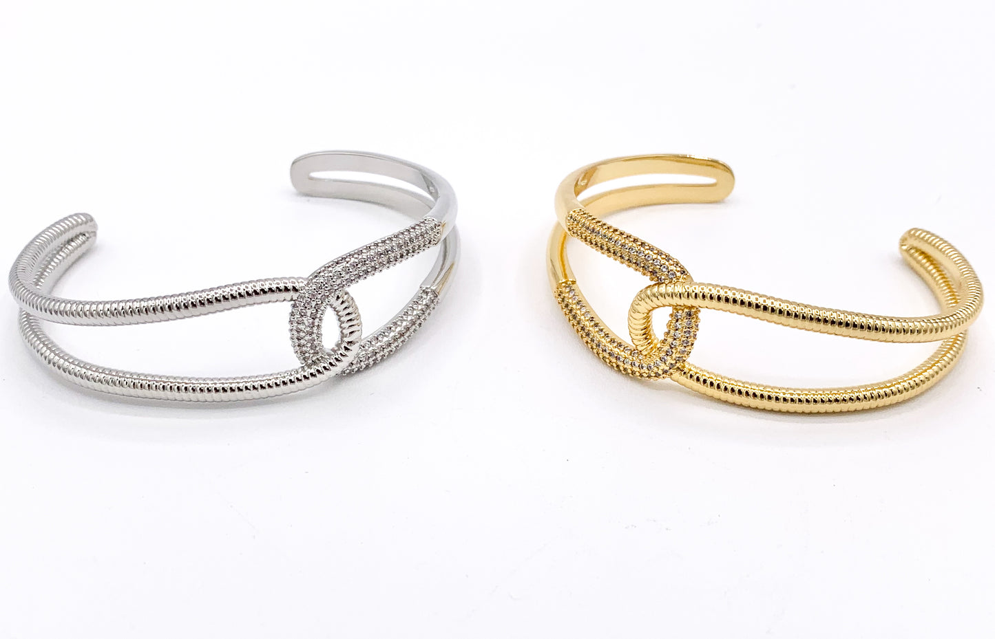 Hermosos puños de pulsera de doble capa entrelazados de eternidad en CZ Pave Rhinestones Cobre chapado en oro o plata de 18 quilates 1 pieza