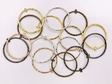 Cargar imagen en el visor de la galería, Hallazgos colgantes circulares de peltre de 58x53 mm, pedido a granel en oro claro, oro, plata, latón y bronce