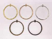 Cargar imagen en el visor de la galería, Hallazgos colgantes circulares de peltre de 58x53 mm, pedido a granel en oro claro, oro, plata, latón y bronce