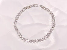 Cargar imagen en el visor de la galería, Delicada pulsera ajustable de tenis con cadena de copa de diamantes de imitación de tenis de lujo minimalista chapada en oro de 18 quilates y plata, 3 uds.