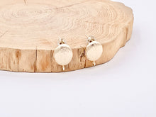 Cargar imagen en el visor de la galería, Componente de fornituras para aretes ovalados texturizados con aro en cobre chapado en oro de 18 quilates, 5 pares