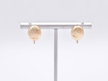 Cargar imagen en el visor de la galería, Componente de fornituras para aretes ovalados texturizados con aro en cobre chapado en oro de 18 quilates, 5 pares