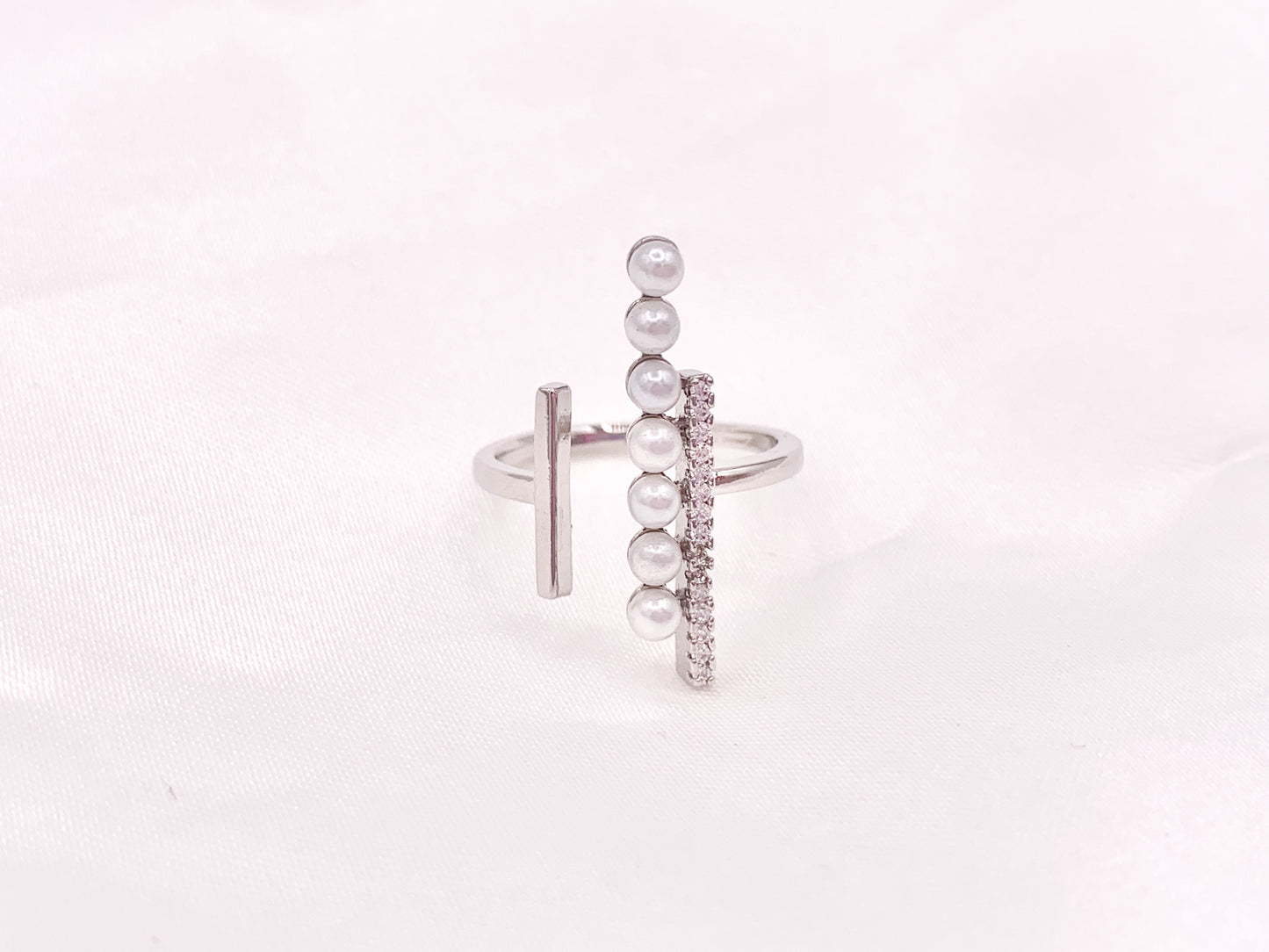 Anillos de frente abierto con circonita cúbica y perlas forradas llamativas en cobre chapado en oro o plata de 18 quilates, 4 piezas