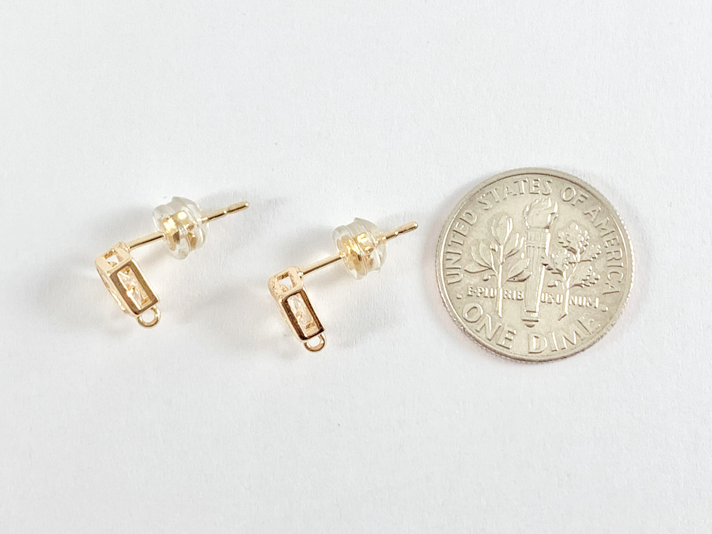 Componente de arete pavé de circonita cúbica en forma de pentágono delicado con aro en cobre chapado en oro de 18 quilates, 4 pares