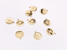 Cargar imagen en el visor de la galería, Adorables dijes circulares de monedas Starburst con pavé de circonitas en cobre chapado en oro de 18 quilates, 10 piezas