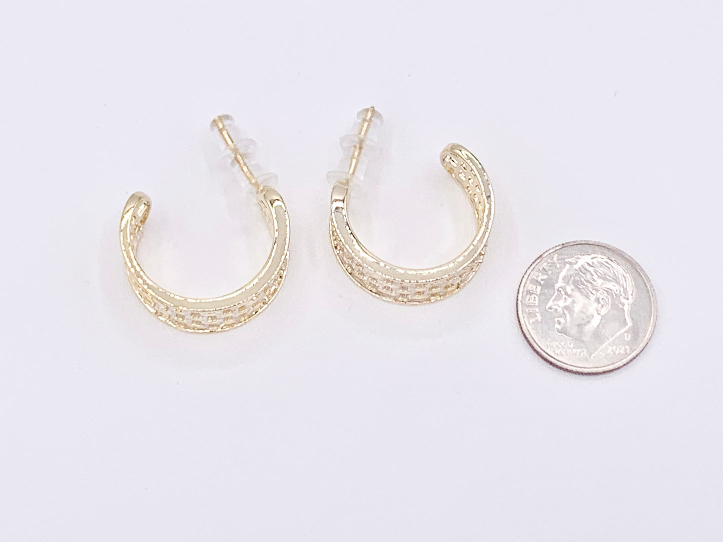 Pendientes de aro Huggie con pavé de circonita gruesa y diamantes de imitación deslumbrantes en oro de 18 quilates o cobre chapado en plata, 2 pares
