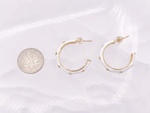 Cargar imagen en el visor de la galería, Aros para aretes pavé con micro circonitas cúbicas de esmalte blanco de 25 mm en cobre chapado en oro de 18 quilates, 3 pares