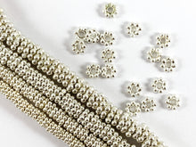 Cargar imagen en el visor de la galería, Cuentas espaciadoras de disco con forma de margarita y flor de cobre bañadas en plata, alrededor de 7 "-8"