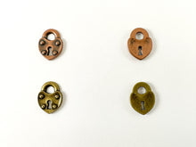 Cargar imagen en el visor de la galería, Dijes de candado de corazón rústico de peltre Colgantes de candado de corazón del día de San Valentín en color oro antiguo, plata, cobre y bronce