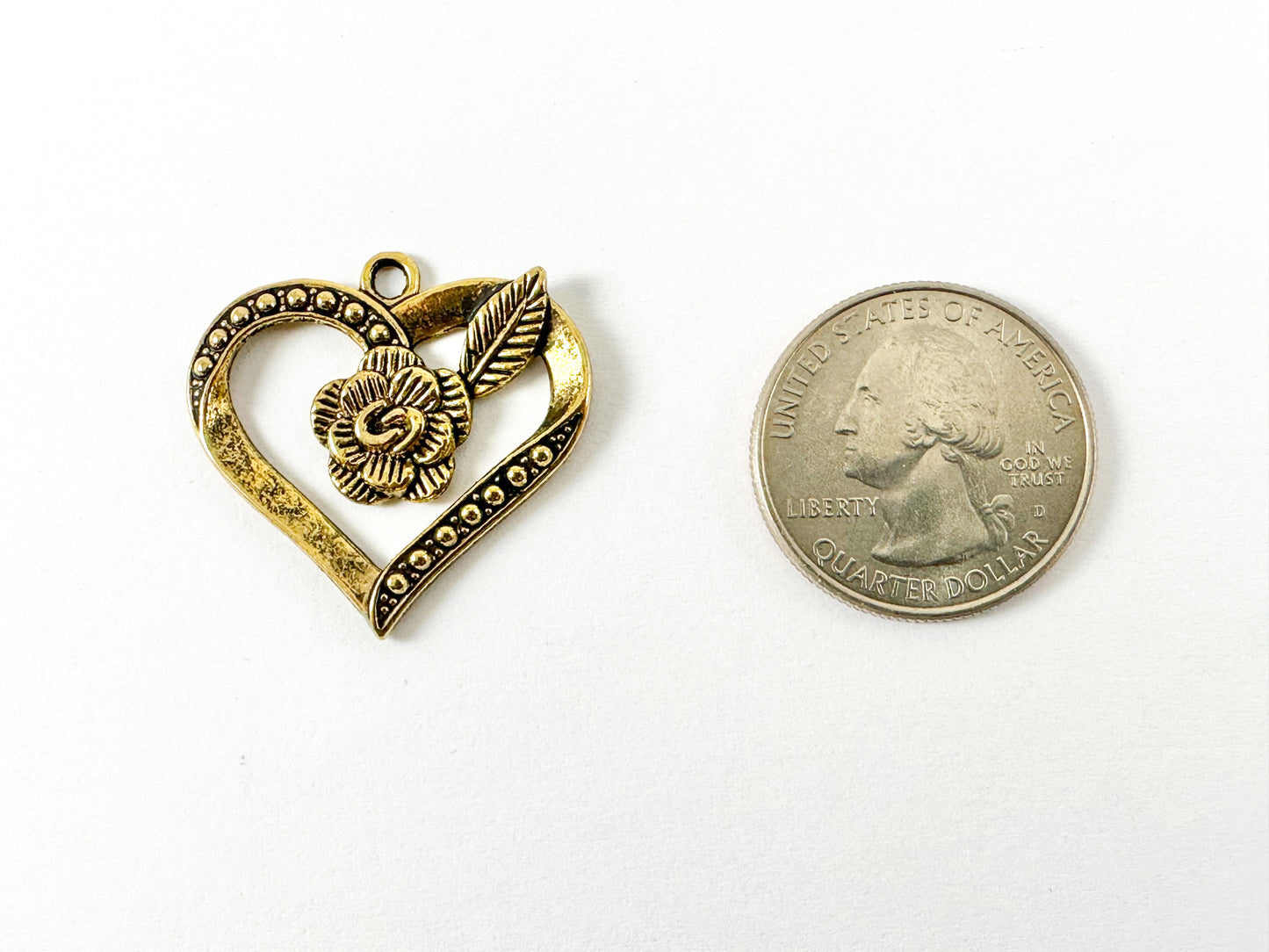 Corazón rústico de peltre con dijes de rosas Colgantes de corazón del día de San Valentín en color oro antiguo, cobre y bronce