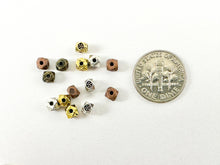 Cargar imagen en el visor de la galería, Cuentas espaciadoras facetadas de cubo de peltre de 4x3mm, pequeñas cuentas espaciales de pepita para hacer joyas, oro antiguo, plata, bronce, cobre