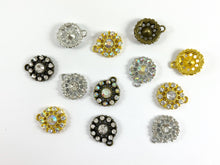 Cargar imagen en el visor de la galería, Colgante de flor de moneda con diamantes de imitación de metal con base de peltre de 21 mm disponible en oro, plata y latón, transparente y transparente AB