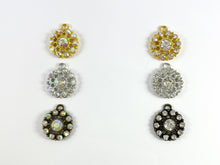 Cargar imagen en el visor de la galería, Colgante de flor de moneda con diamantes de imitación de metal con base de peltre de 21 mm disponible en oro, plata y latón, transparente y transparente AB