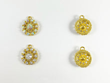 Cargar imagen en el visor de la galería, Colgante de flor de moneda con diamantes de imitación de metal con base de peltre de 21 mm disponible en oro, plata y latón, transparente y transparente AB