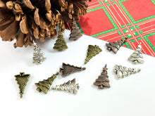 Cargar imagen en el visor de la galería, Dije de árbol de Navidad de peltre de 18x29 mm en plata antigua, cobre y latón, bolsa de 125 gramos