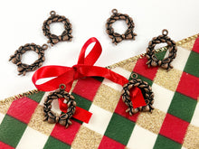Cargar imagen en el visor de la galería, 19x25 mm Encantos de corona navideña Peltre Colgantes circulares de corona de hojas de cobre antiguo con pajarita Encantos navideños 52 PCS