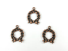 Cargar imagen en el visor de la galería, 19x25 mm Encantos de corona navideña Peltre Colgantes circulares de corona de hojas de cobre antiguo con pajarita Encantos navideños 52 PCS