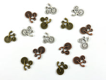 Cargar imagen en el visor de la galería, Dije lindo de bicicleta pequeña de peltre de 18x17 mm en plata antigua, cobre y latón | Opción masiva disponible