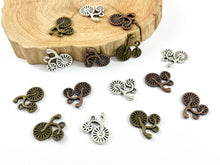 Cargar imagen en el visor de la galería, Dije lindo de bicicleta pequeña de peltre de 18x17 mm en plata antigua, cobre y latón | Opción masiva disponible