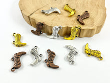 Cargar imagen en el visor de la galería, Dije de doble cara de botas de estilo occidental de peltre de 14x18 mm en oro antiguo, plata y cobre | Opción masiva disponible