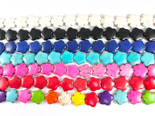 Cargar imagen en el visor de la galería, Cuentas planas hinchadas de howlita con forma de flor de 20 mm | Disponible en 7 colores alrededor de 15"