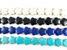 Cargar imagen en el visor de la galería, Cuentas planas hinchadas de howlita con forma de flor de 20 mm | Disponible en 7 colores alrededor de 15"