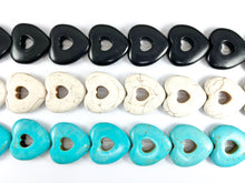 Cargar imagen en el visor de la galería, Cuentas de howlita con forma de corazón hueco para el día de San Valentín de 35 mm disponibles en negro, blanco, rojo, rosa, turquesa y multicolor alrededor de 15"