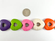 Cargar imagen en el visor de la galería, Cuentas de howlita con forma de corazón hueco para el día de San Valentín de 35 mm disponibles en negro, blanco, rojo, rosa, turquesa y multicolor alrededor de 15"