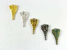 Cargar imagen en el visor de la galería, Dijes de corazón de peltre Colgantes de corazón martillados para el día de San Valentín en color oro, plata, bronce, bronce y pátina