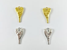 Cargar imagen en el visor de la galería, Dijes de corazón de peltre Colgantes de corazón martillados para el día de San Valentín en color oro, plata, bronce, bronce y pátina