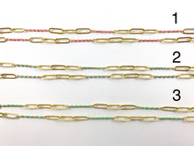 Cargar imagen en el visor de la galería, Clip chapado en oro de 18 quilates con cadena de puntos esmaltados