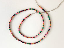 Cargar imagen en el visor de la galería, Cuentas brillantes lisas Heishi de ágata de color suave de 2-3 mm alrededor de 16"