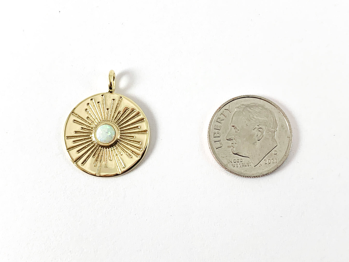 Colgante con dije de moneda pavé de circonita cúbica chapado en oro real de 18 quilates con ópalo japonés, 5 piezas