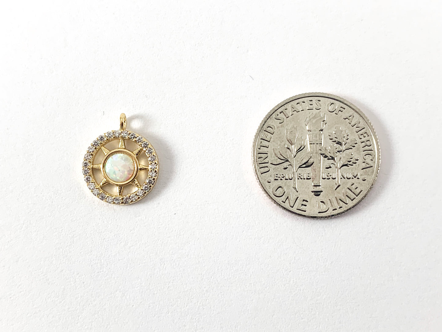 Colgante con dije de moneda pavé de circonita cúbica chapado en oro real de 18 quilates con ópalo japonés, 6 piezas