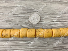 Cargar imagen en el visor de la galería, Cuentas de cristal marino hechas a mano de Ghana África