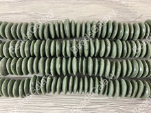 Cargar imagen en el visor de la galería, Platillo de poder de vidrio marino verde oscuro hecho a mano Cuentas Rondelle de Ghana África