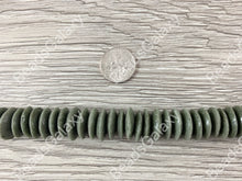 Cargar imagen en el visor de la galería, Platillo de poder de vidrio marino verde oscuro hecho a mano Cuentas Rondelle de Ghana África