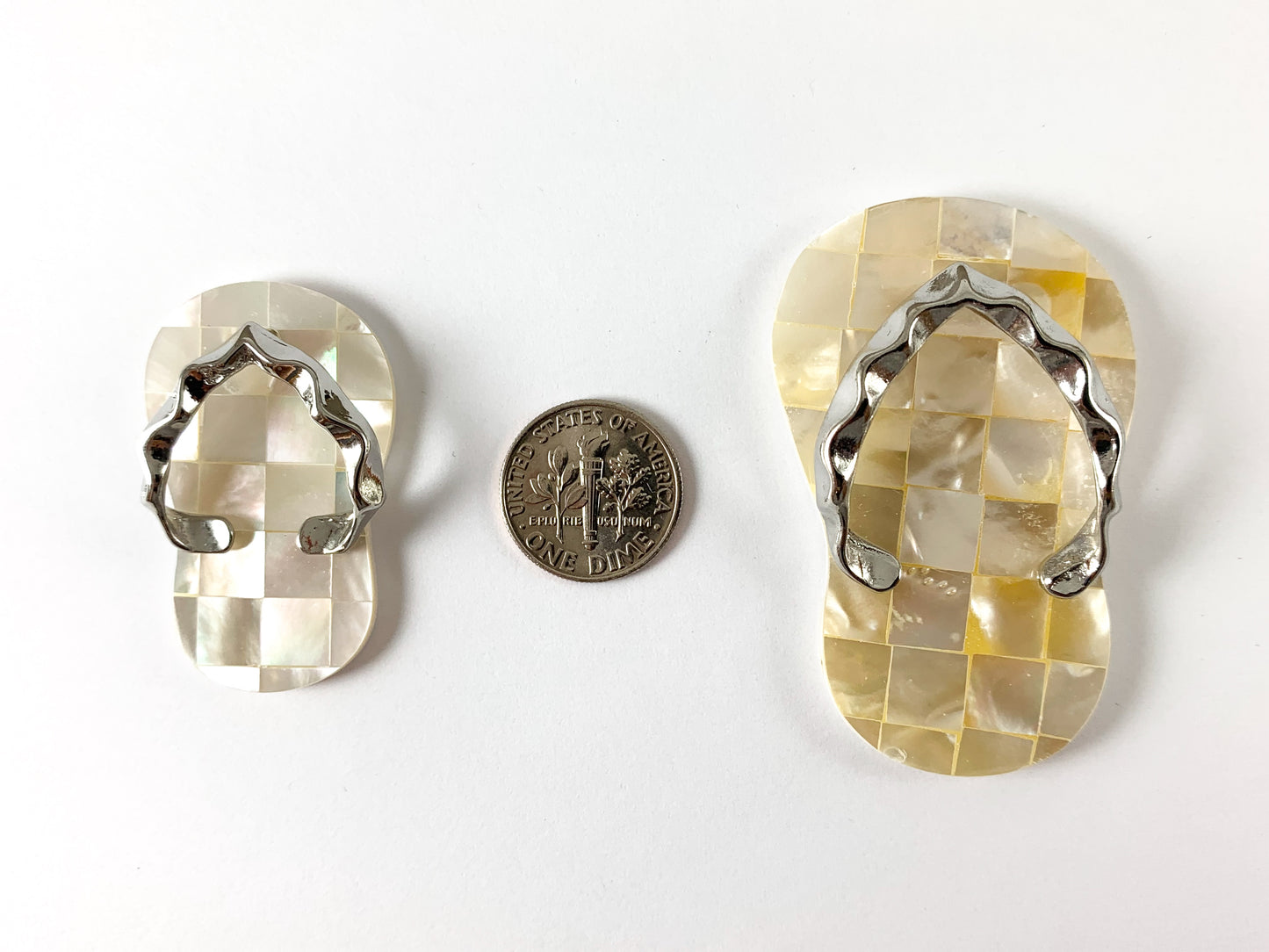 Colgante de sandalia de playa con chanclas de concha de abulón y trocas y aretes a juego, joyería de playa para el horario de verano