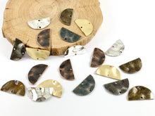 Cargar imagen en el visor de la galería, Colgantes de media luna ondulados de peltre de 15x27 mm Hermosos conectores semicírculos Pedido a granel en oro mate, plata, cobre, latón y bronce