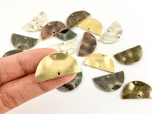Cargar imagen en el visor de la galería, Colgantes de media luna ondulados de peltre de 15x27 mm Hermosos conectores semicírculos Pedido a granel en oro mate, plata, cobre, latón y bronce
